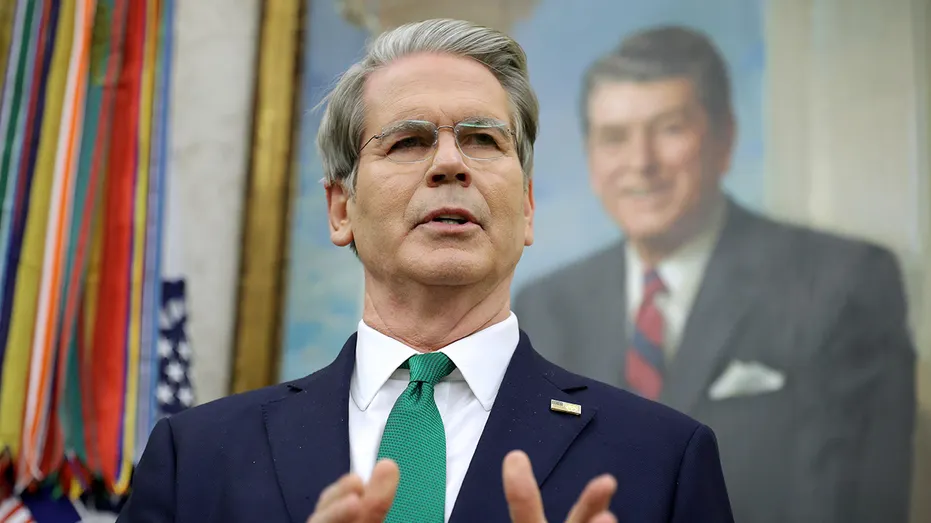 Le secrétaire au Trésor Scott Bessent devant un portrait de Ronald Reagan