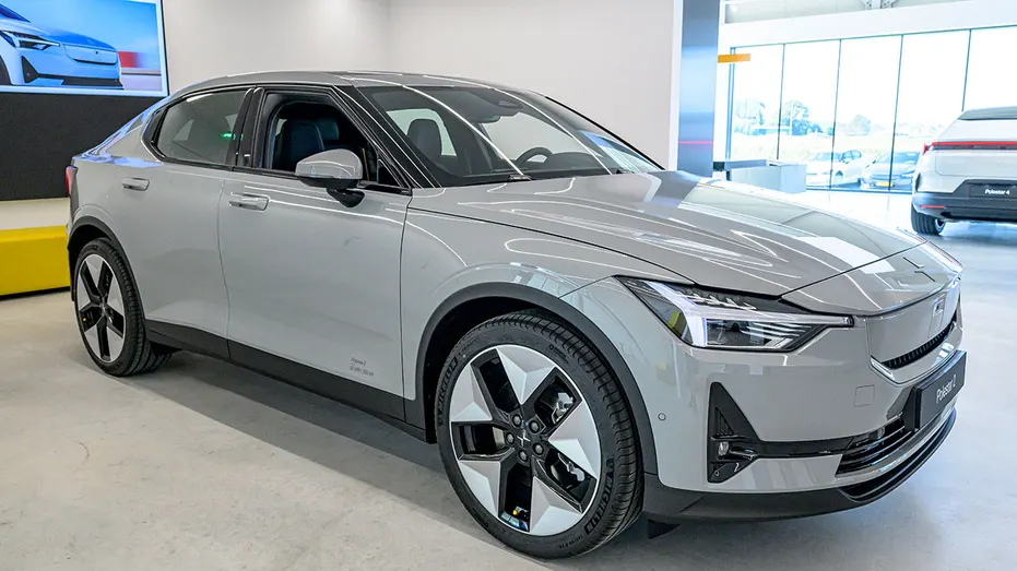 ZWOLLE, PAYS-BAS - 20 SEPTEMBRE : voiture entièrement électrique à 5 portes Polestar 2 exposée chez le nouveau concessionnaire Polestar Space le 20 septembre 2024 à Zwolle, Pays-Bas. Polestar est un constructeur de voitures électriques appartenant à Volvo Cars. (Photo de Sjoerd van der Wal/Getty Images)