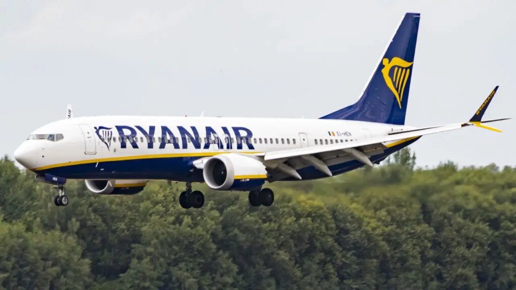 Ryanair met fin « à contrecœur » aux frais obligatoires imposés aux parents pour s'asseoir avec leurs enfants au milieu d'une enquête