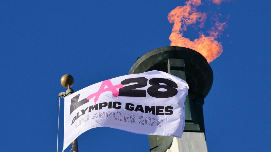 La vasque olympique LA28 est allumée lors d'une cérémonie d'allumage au Memorial Coliseum de Los Angeles le 13 janvier 2026, avant le lancement de l'enregistrement des billets pour les Jeux Olympiques d'été de 2028. 