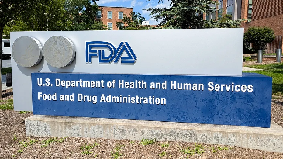 Panneau FDA à l'extérieur d'un bâtiment avec fond de ciel bleu