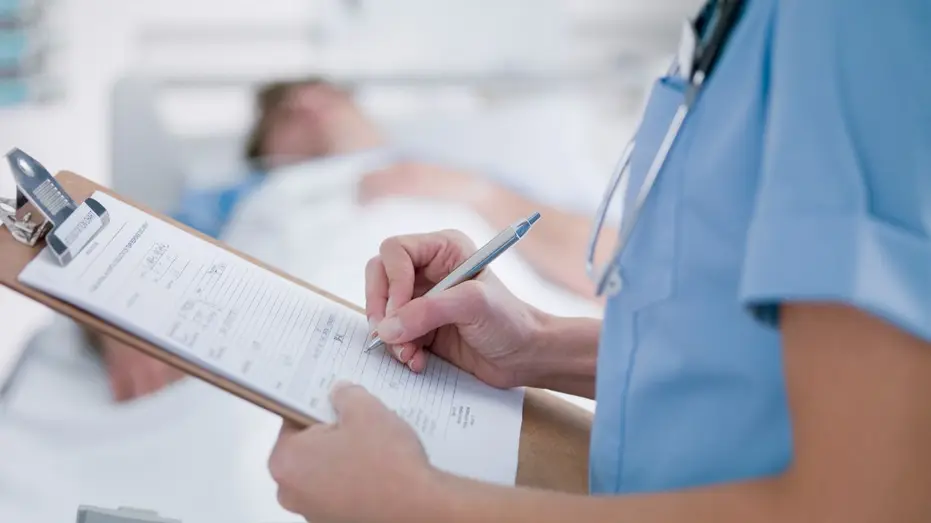 Infirmière travaillant sur le dossier du patient