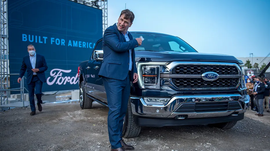 Jim Farley s'appuyant sur un camion Ford