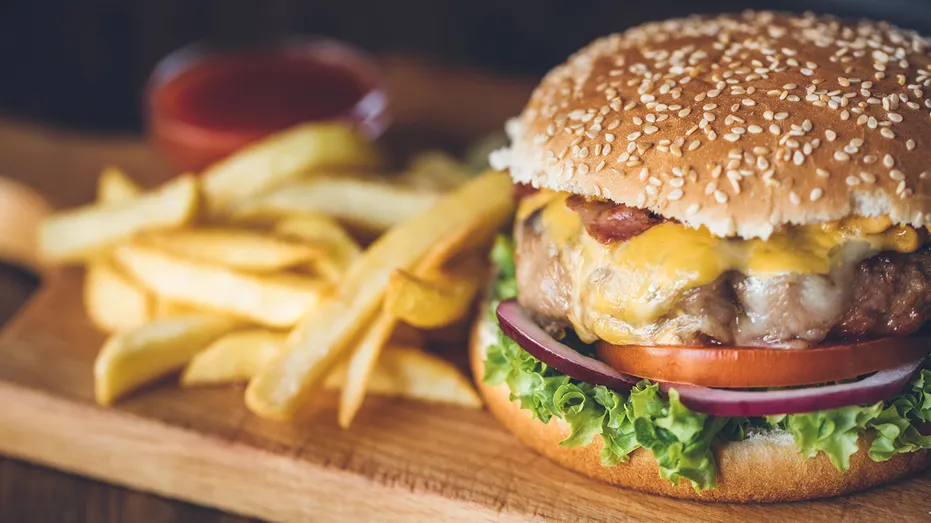 Un cheeseburger et des frites
