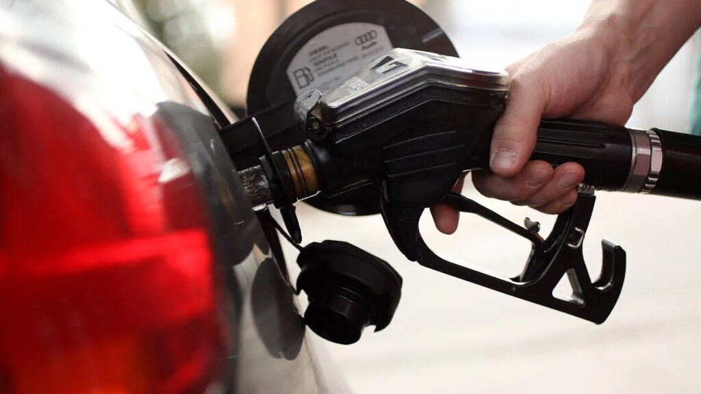 Trump exige que les stations-service baissent immédiatement les prix à la pompe et renouvelle sa pression pour l'essence à 2,50 $