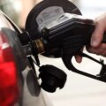 Trump exige que les stations-service baissent immédiatement les prix à la pompe et renouvelle sa pression pour l'essence à 2,50 $