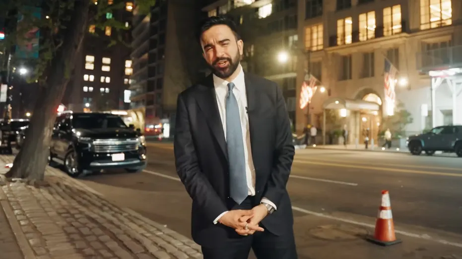 Le maire de la ville de New York, Zohran Mamdani, se tient à l'extérieur du penthouse du PDG de Citadel, Ken Griffin, sur Park Avenue, dans une vidéo du 15 avril 2026.