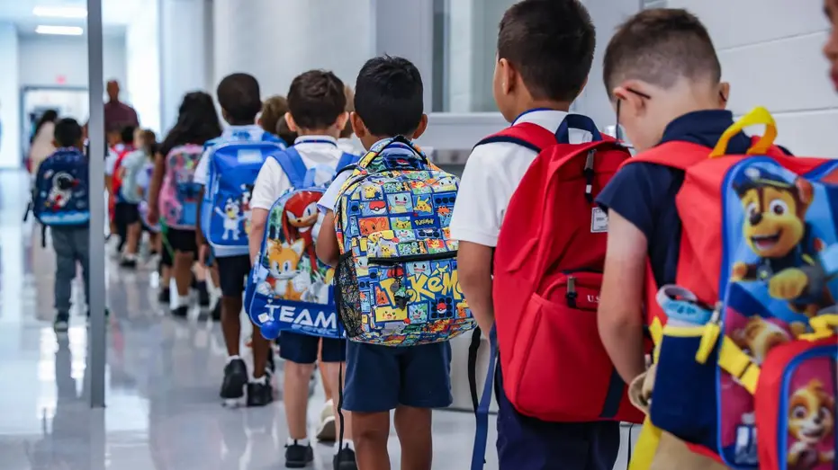 enfants avec des sacs à dos marchant à l'école