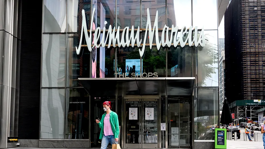 devant un magasin Neiman Marcus