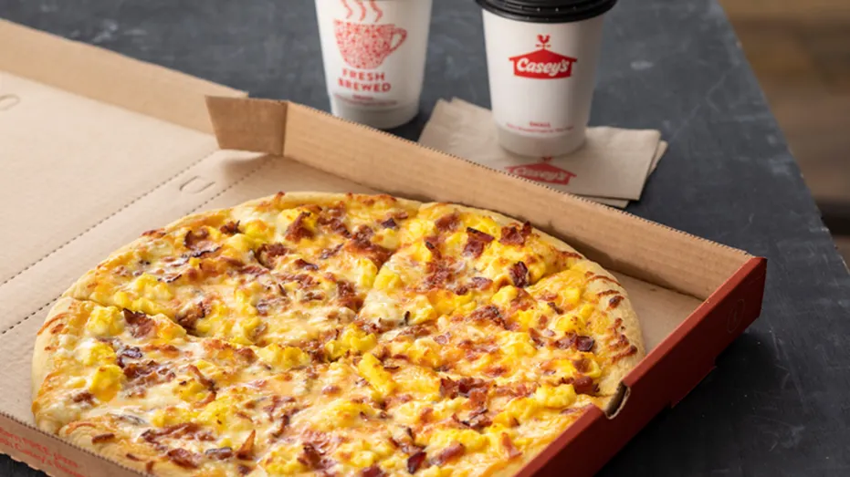 Gros plan de la pizza du petit-déjeuner de Casey