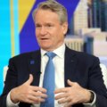Le PDG de BofA, Brian Moynihan, rejette les craintes de récession malgré les prévisions les plus bellicistes de la Fed à Wall Street.