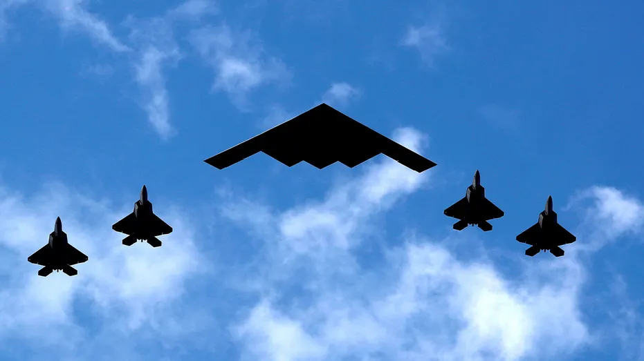 Bombardier B-2 flanqué d'avions de combat F-22 Raptor