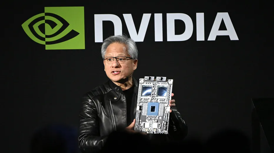 Le PDG de Nvidia, Jensen Huang, détient une puce