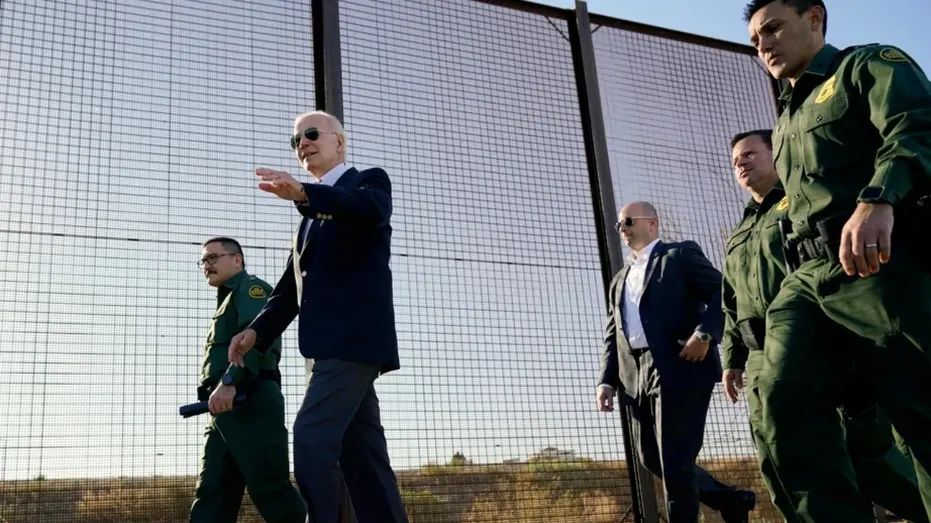 Le président Joe Biden marche le long d’une partie de la frontière américano-mexicaine à El Paso, Texas, le 8 janvier 2023. 