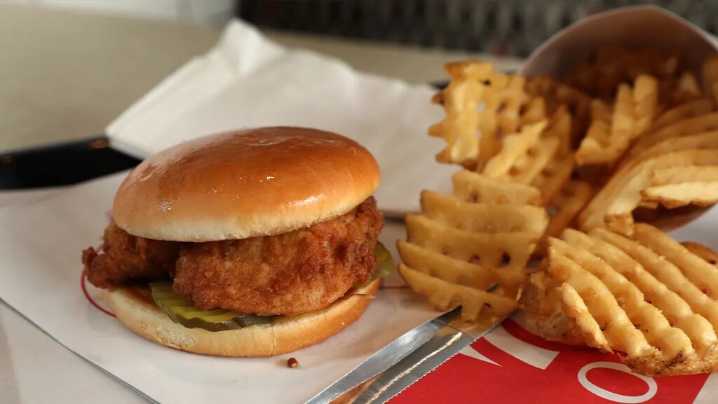Un père a révélé comment sa famille de 5 personnes mangeait au Chick-fil-A pour moins de 45 $