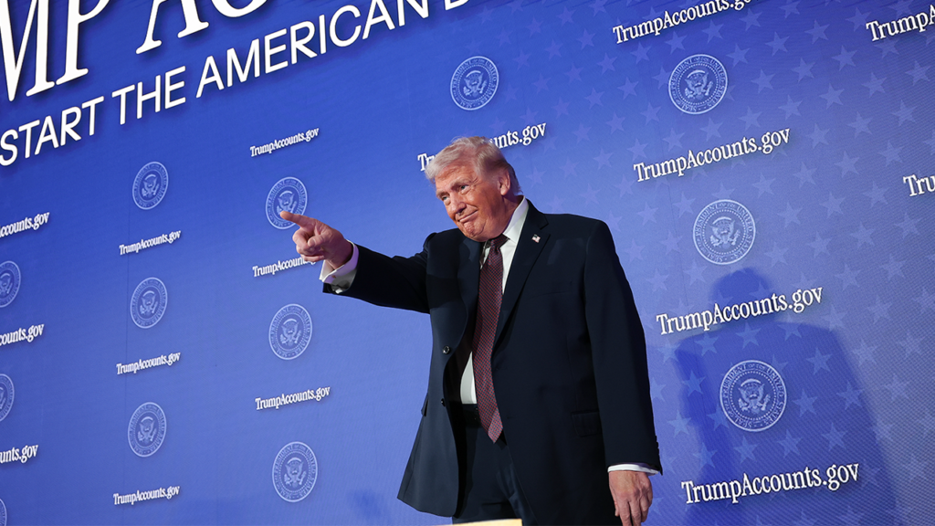 Trump sonne au NYSE et au Nasdaq ouvrant les cloches de la Maison Blanche pour célébrer le lancement des comptes Trump