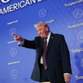 Trump sonne au NYSE et au Nasdaq ouvrant les cloches de la Maison Blanche pour célébrer le lancement des comptes Trump