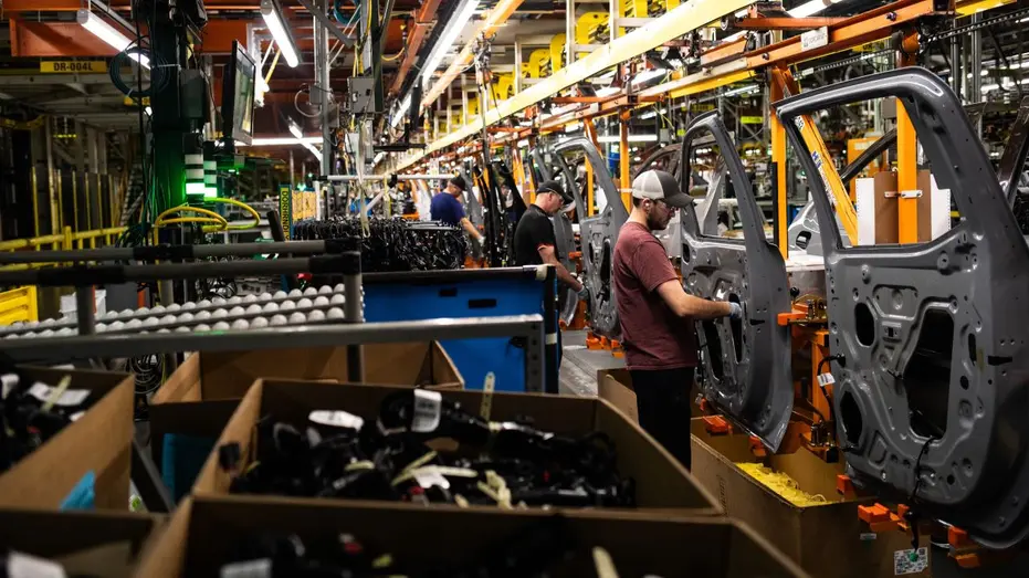Travailleurs de la fabrication dans l’industrie automobile