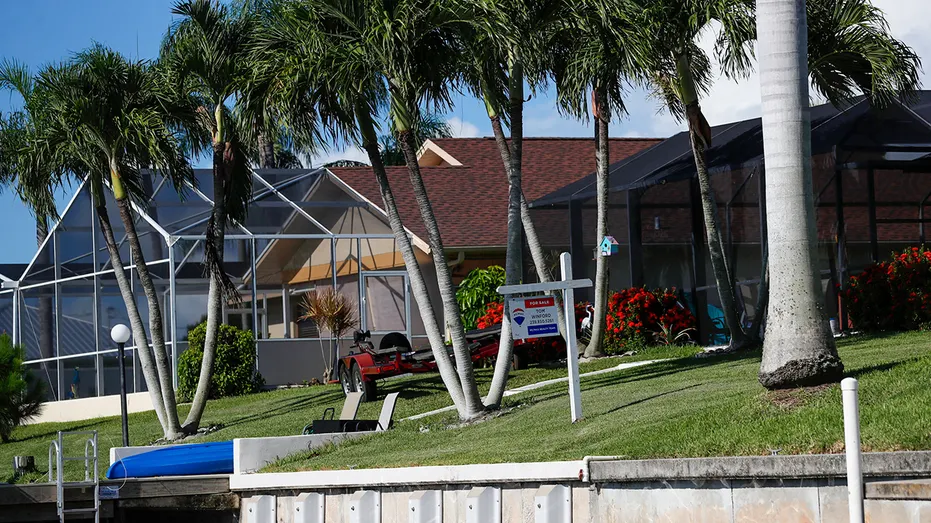 Cours de maison de Cape Coral avec panneau à vendre