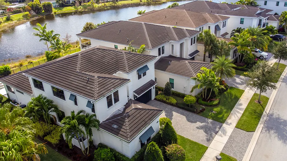 Maisons de ville en Floride au bord d'un petit lac