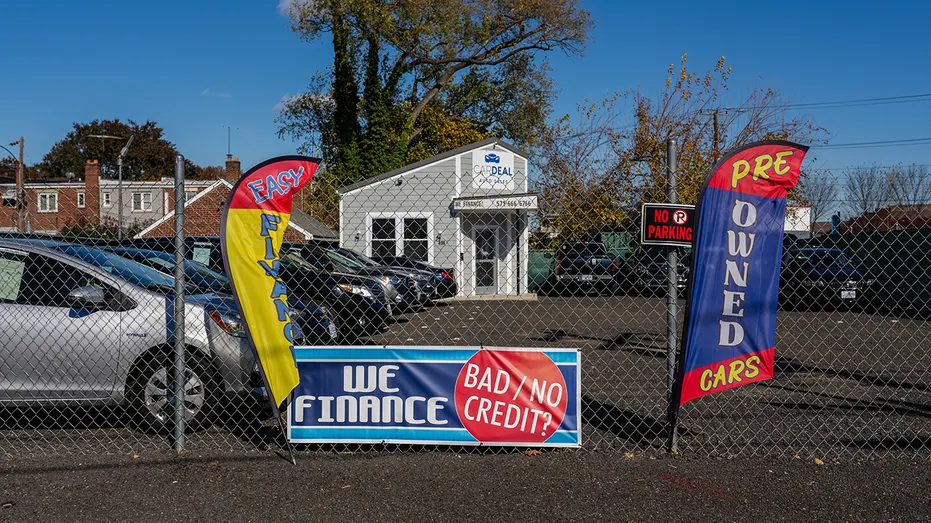 Signalisation annonçant des voitures d'occasion et financement chez un concessionnaire de voitures d'occasion.