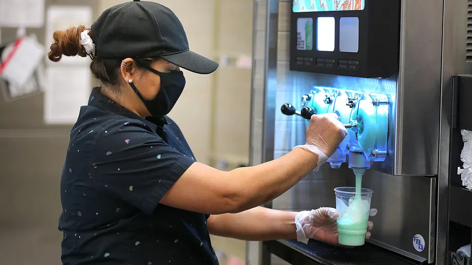 Un employé de Taco Bell prépare une boisson glacée Mountain Dew