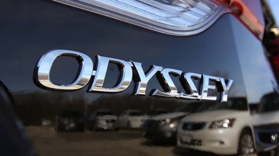 Logo Odyssée sur une voiture.