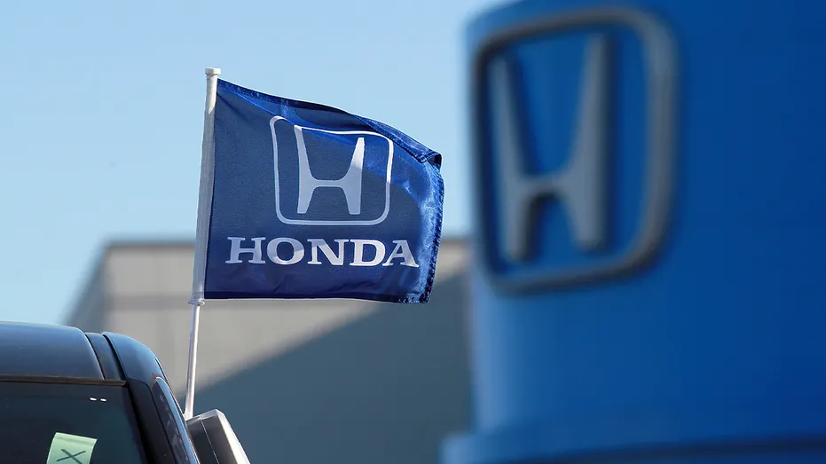 drapeau Honda bleu près du concessionnaire