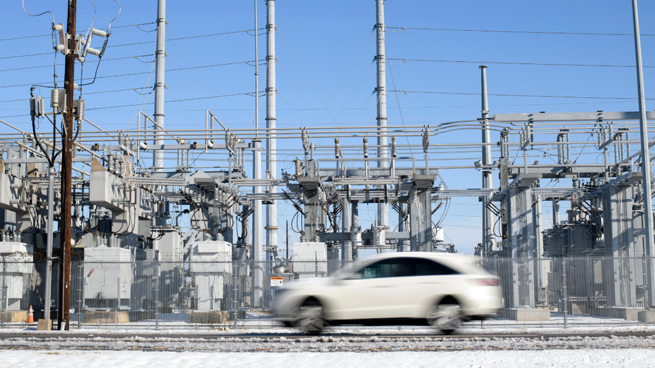 Une voiture passe devant une station du réseau électrique à Houston, Texas, États-Unis, le mardi 21 janvier 2025.