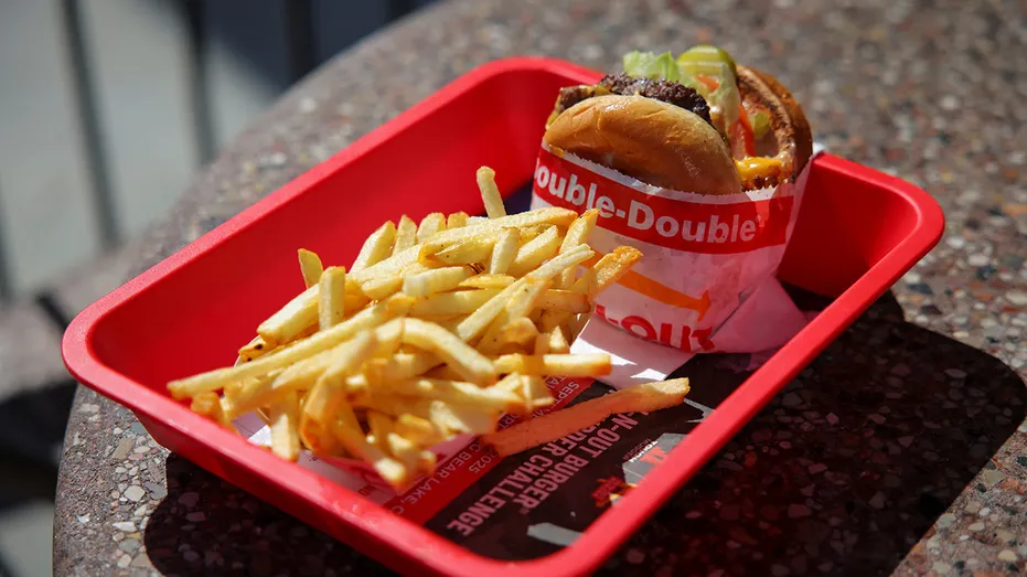 Un hamburger et des frites sont photographiés au magasin In-N-Out Burger à Los Angeles