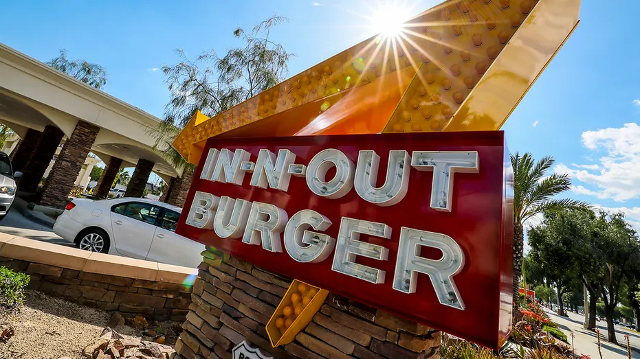 Panneau In-N-Out Burger à l'extérieur de l'emplacement californien