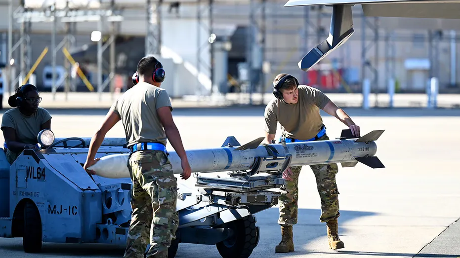 Un missile AMRAAM en cours de chargement