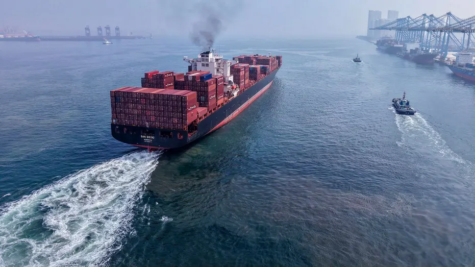 Un cargo prend la mer.