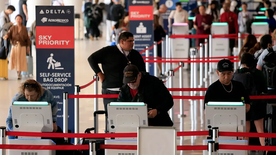 Les voyageurs s'enregistrent à un kiosque de Delta Air Lines