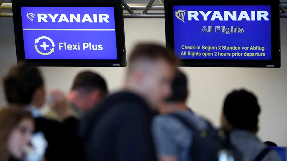 Passagers à la porte d'un terminal Ryanair