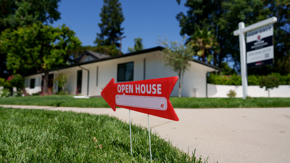 Une maison est vue en Californie avec un "journée portes ouvertes" signez devant.