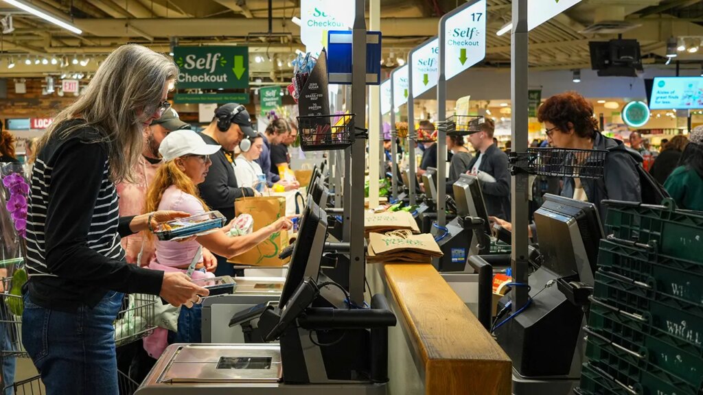 De plus en plus d'Américains comptent sur les cartes de crédit pour faire leurs courses, selon une nouvelle étude