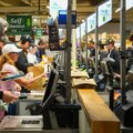 De plus en plus d'Américains comptent sur les cartes de crédit pour faire leurs courses, selon une nouvelle étude