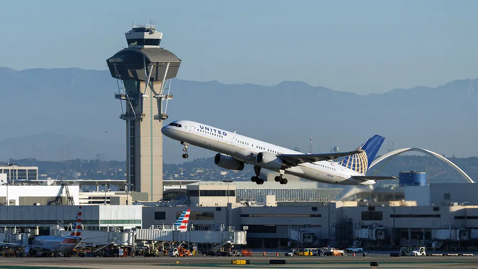 Un avion d'United Airlines décolle de l'aéroport international de Los Angeles.