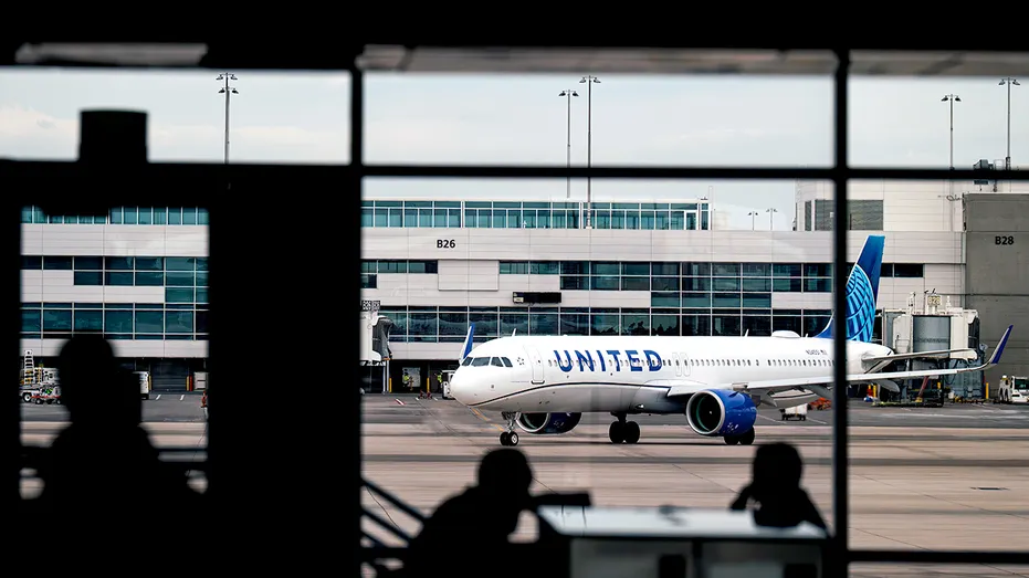 Passagers d'United Airlines à la porte.