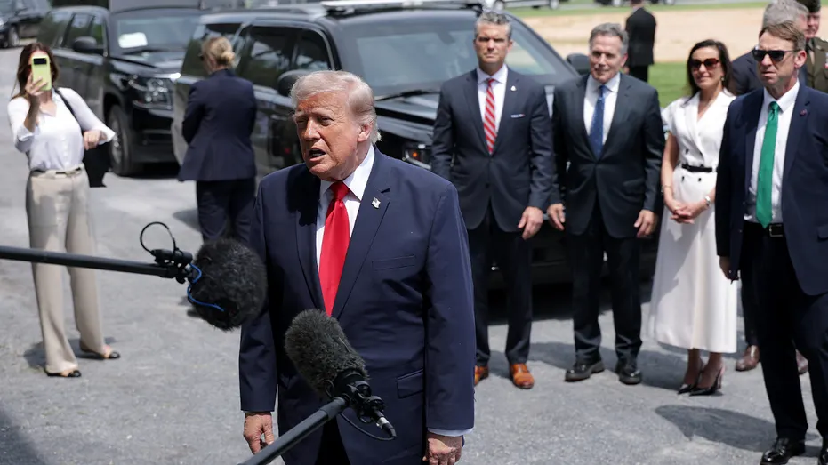 Trump s'adresse à la presse à l'extérieur