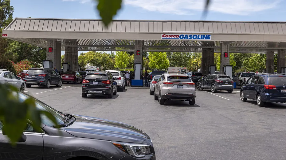 Les clients font la queue dans une station-service Costco à Concord, Californie, États-Unis, le mercredi 22 juin 2022. Le président Joe Biden a appelé le Congrès à suspendre la taxe fédérale sur l'essence, une décision largement symbolique d'un président en difficulté, à court d'options pour alléger les prix à la pompe, ce qui pèse sur les perspectives politiques de son parti. Photographe : David Paul Morris/Bloomberg via Getty Images