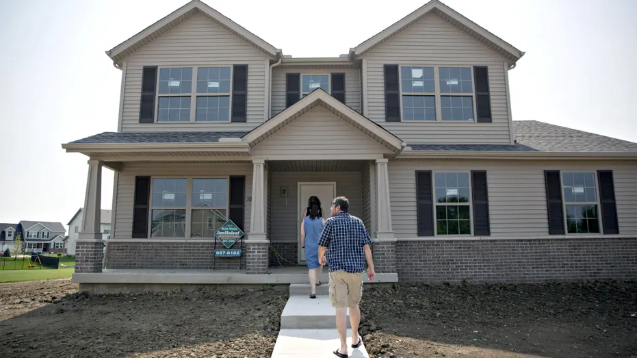 Un couple visite une maison.