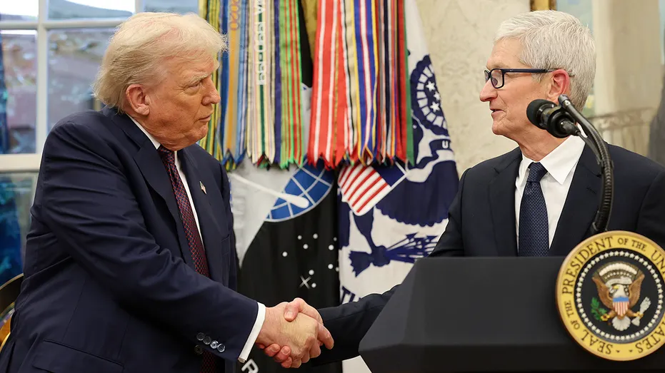 Le président Trump serre la main du PDG d'Apple, Tim Cook