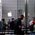 Apple dépasse brièvement Nvidia en tant qu'entreprise la plus valorisée au monde au milieu des doutes sur les investissements dans l'IA