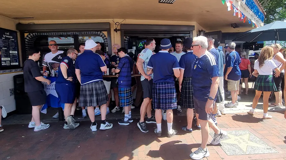 Fans de l'armée écossaise du tartan dans un bar