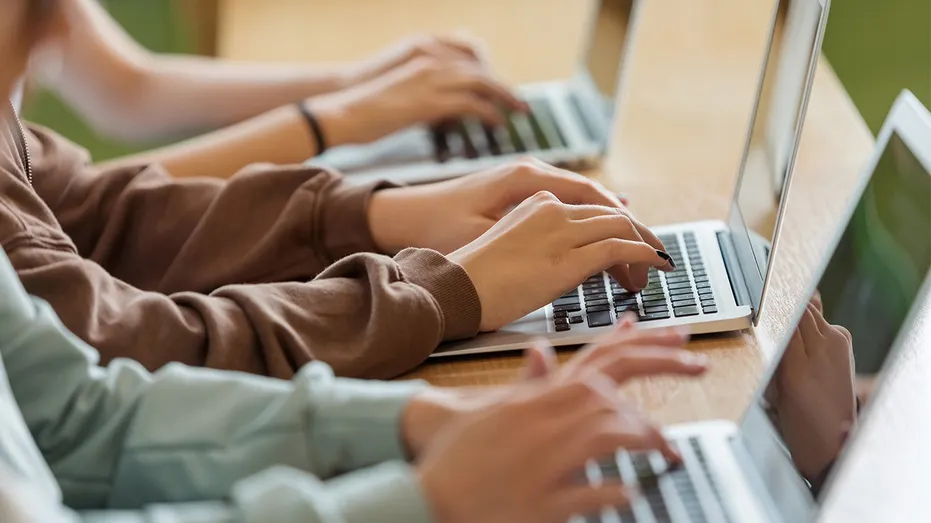 Les adolescents utilisent des ordinateurs