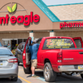 Trump vante les baisses de prix de Giant Eagle sur plus de 300 produits jusqu'à la fête du Travail