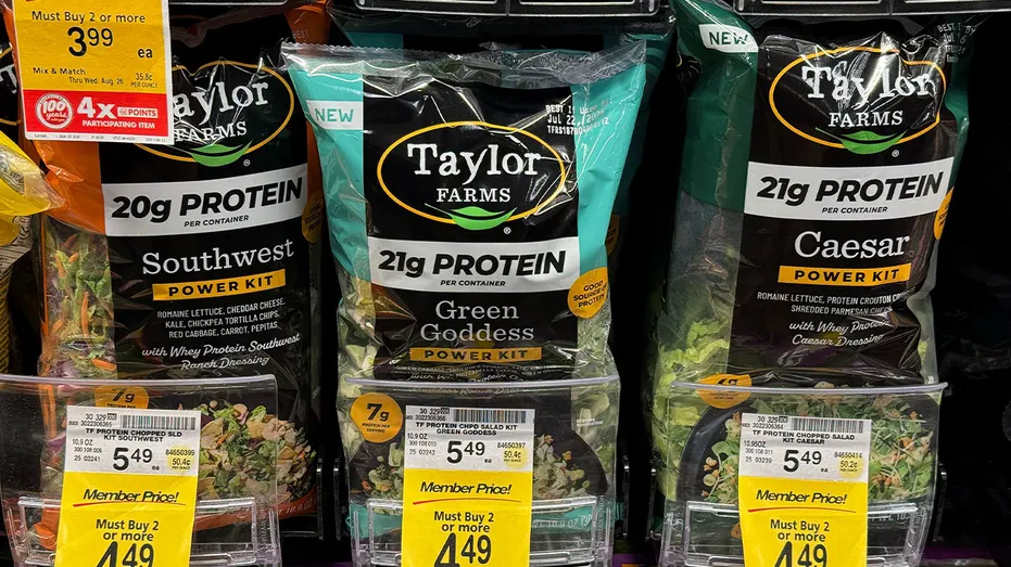 Salades vertes Taylor Farms exposées sur une étagère d'épicerie dans un magasin Safeway