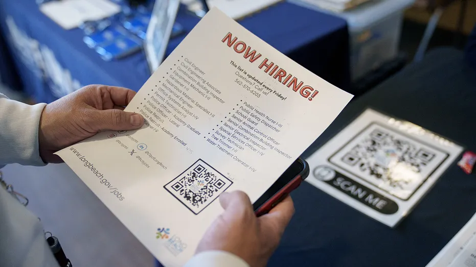 Un demandeur d'emploi participe à un salon de l'emploi en Californie